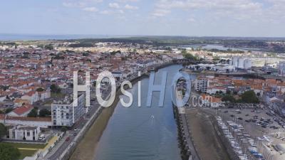 Survol Des Sables D'olonne, La Ville, La Jetée Saint Nicolas, La Grande Plage - Vidéo Par Drone
