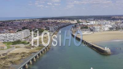 Survol Des Sables D'olonne, La Ville, La Jetée Saint Nicolas, La Grande Plage - Vidéo Par Drone