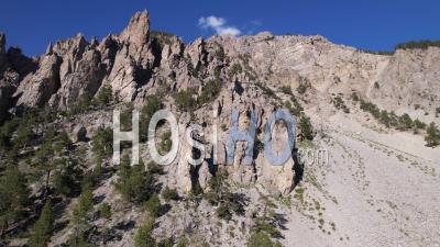 Relief Ruiniforme Au Pied De La Chaîne De Montagnes Du Lasseron, Alpes, France, Vidéo Par Drone