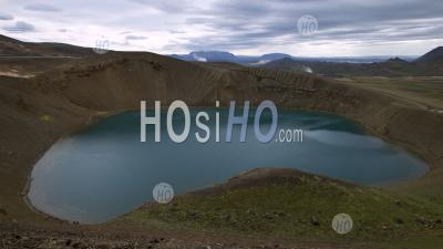 Petit Lac Azure Pittoresque Dans Le Cratère Du Volcan. Région Volcanique De Krafla En Islande.