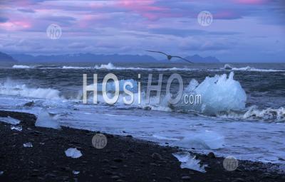 Icebergs Au Bord De L'océan Atlantique En Arrière-Plan Du Ciel Coucher De Soleil