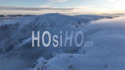 Montagne Enneigée Avec Des Nuages Le Soir - Vidéo Par Drone