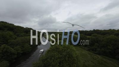 Bateau Naviguant Sur Un Canal - Vidéo Par Drone