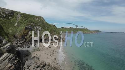 Falaises Sauvages Et Vues Sur La Mer De La Manche - Vidéo Par Drone