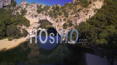 Face Au Pont D'arc - Vidéo Prise Par Drone