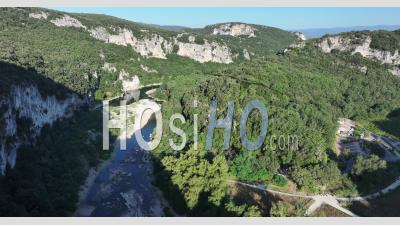 Pont D'arc Et Rivière Ardèche, France - Vidéo Par Drone