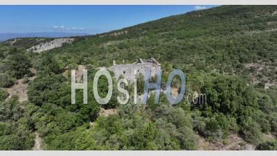 Ferme En Ruine Près De La D4 à Saut Du Loup, Ardèche, France - Vidéo Prise Par Drone