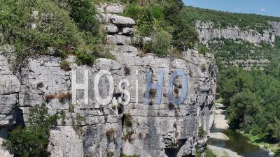 Défilé De Ruoms Et La Rivière Ardèche, Gorges De L'ardèche, France - Vidéo Par Drone