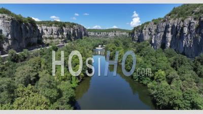 Défilé De Ruoms Et La Rivière Ardèche, Gorges De L'ardèche, France - Vidéo Par Drone