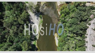 Défilé De Ruoms Et La Rivière Ardèche, Gorges De L'ardèche, France - Vidéo Par Drone