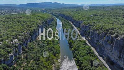Défilé De Ruoms Et La Rivière Ardèche, Gorges De L'ardèche, France - Photographie Aérienne