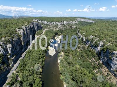 Défilé De Ruoms Et La Rivière Ardèche, Gorges De L'ardèche, France - Photographie Aérienne
