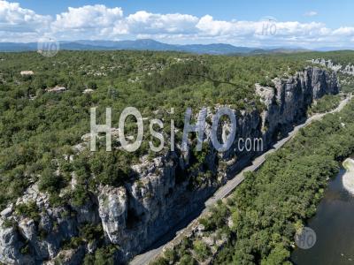 Défilé De Ruoms Et La Rivière Ardèche, Gorges De L'ardèche, France - Photographie Aérienne