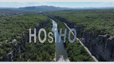 Défilé De Ruoms Et La Rivière Ardèche, Gorges De L'ardèche, France - Vidéo Par Drone