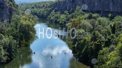 Kayaks Dans Le Défilé De Ruoms Et La Rivière Ardèche, Gorges De L'ardèche, France - Photographie Aérienne