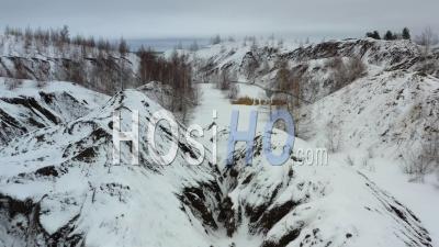 Survol D'une Carrière Abandonnée En Hiver. - Vidéo Prise Par Drone