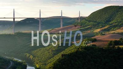 Vallée Et Viaduc De Millau Sur Le Tarn - Vidéo Par Drone