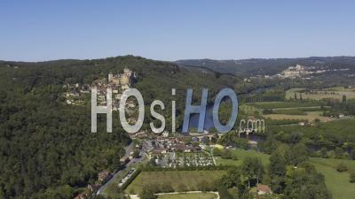 Vue Drone De Castelnaud La Chapelle, Le Château De Castelnaud, Le Village, La Rivière Dordogne, Le Pont, En Arrière-Plan Le Château De Beynac