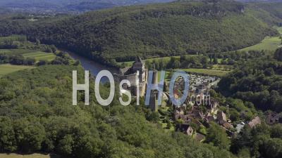Vue Par Drone De Castelnaud La Chapelle, Le Château De Castelnaud, En Arrière-Plan La Rivière Dordogne