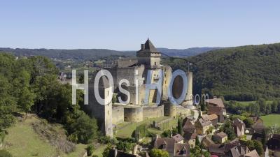Vue Par Drone De Castelnaud La Chapelle, Le Château De Castelnaud, En Arrière-Plan La Roque Gageac Et La Rivière Dordogne