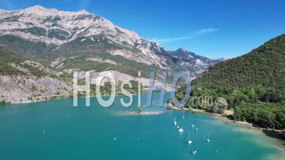 Le Lac Du Barrage Hydroélectrique De Serre-Ponçon à Son Niveau De Remplissage Maximal, Vu Par Drone