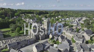 Locronan, Un Village Typique De Bretagne Par Une Matinée D'été Calme Et Ensoleillée - Vidéo Prise Par Drone