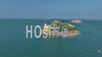 L'île Louet Et Le Château Du Taureau, Dans La Baie De Morlaix, En Bretagne, En France, Par Une Journée D'été Ensoleillée Et Venteuse, - Vidéo Prise Par Drone
