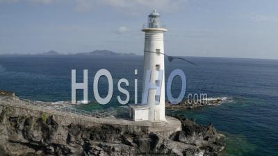 Le Phare De Vieux-Fort : Un Phare Sur Des Eaux Tranquilles - Vidéo Prise Par Drone