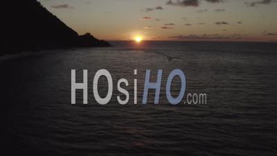 Coucher De Soleil Doré Au-Dessus De La Mer à Deshaies, Guadeloupe - Vidéo Par Drone