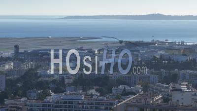 Avion Décolle De L'aéroport De Nice, France - Vidéo Prise Par Drone