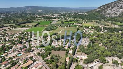Village Et Amphithéâtre Des Taillades, France - Vidéo Par Drone