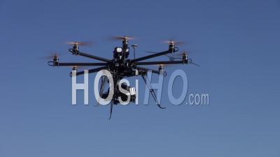 Drone Octocoptère En Vol Avec Nacelle Trois Axes.
