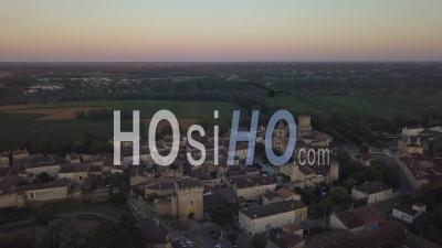 Vue Aérienne De Rions Village, Ville Fortifiée, Dans Le Vignoble Bordelais, Rions, Gironde, France - Vidéo Drone